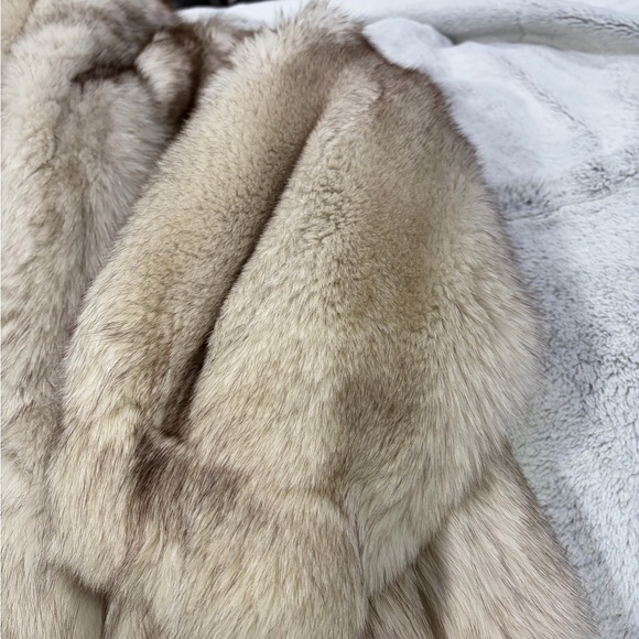 Blue Fox fur coat in good condition - Picture 13 of 15